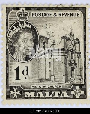 Timbre vintage de 1d de port et de recettes de Malte représentant la reine Élisabeth II et l'église Victory, avec le nom maltais Malte. Banque D'Images