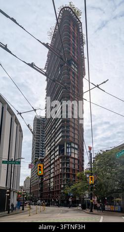 Vancouver, Canada – 8 septembre 2026 : Perspective verticale à faible angle sur l’emblématique gratte-ciel résidentiel de style flatiron Woodward’s W43, aux formes sinueuses Banque D'Images