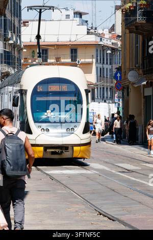 Ligne de tramway jaune 14 en direction de Cairoli M1 sur une rue à Milan, Italie, avec des piétons et des bâtiments Banque D'Images