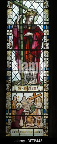 Vitrail – de Sainte-Hélène – dans l'église chrétienne de la Sainte-Trinité du village de marché de Rothwell, en Angleterre. Banque D'Images