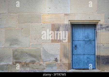 Porte en métal bleue intégrée dans un mur historique en grès du vieux château de Stuttgart Banque D'Images