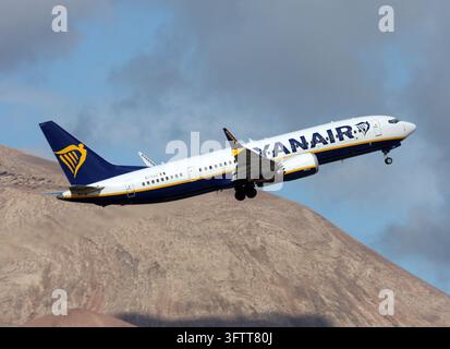 Un Boeing 737-8200 MAX de Ryanair décolle de l'aéroport d'Arrecife à Lanzarote Banque D'Images