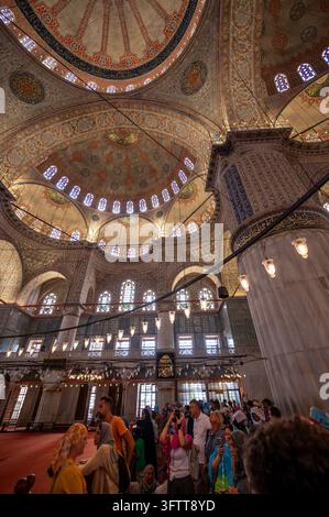 Istanbul, Turquie, 6 août 2025. Touristes visitant la mosquée bleue historique, Istanbul. Architecture ottomane complexe, dômes et vitraux Banque D'Images