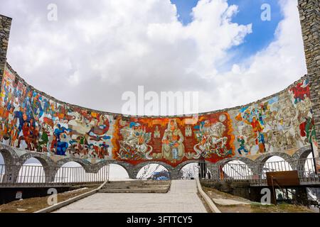 GUDAURI, GÉORGIE - 5 MAI 2026 : Vue générale large du Monument de l'Amitié Russie-Géorgie près de Gudauri, structure architecturale circulaire sur un militaire hi Banque D'Images