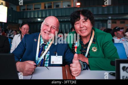 Rome, Italie. 16 octobre 2026. Yin Yuzhen (R), pionnière chinoise du contrôle des sables, honorée par les 100 Héroïnes de la Organisation des Nations Unies pour l'alimentation et l'agriculture (FAO) dans les systèmes agroalimentaires et le développement rural, pose pour une photo avec Ronald Sakolsky lors de la cérémonie de la Journée mondiale de l'alimentation de la FAO à Rome, Italie, le 16 octobre 2026. Crédits : Wang Kaiyan/Xinhua/Alamy Live News Banque D'Images