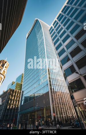 C graters vitrés dominent une rue animée de Londres dans le ciel bleu, Londres, Royaume-Uni Banque D'Images