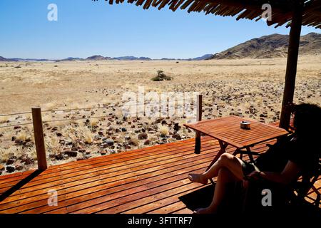 Namibie, Camp désert élégant, vue depuis la terrasse, Sesriem, Sossusvlei Banque D'Images