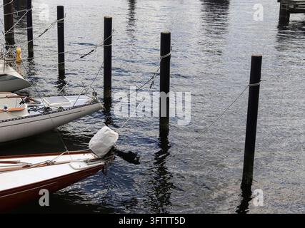 Quelques bateaux à la Marina de Kiel en Allemagne Banque D'Images