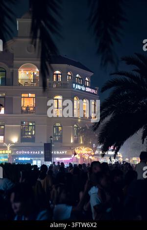 Grand World, Phu Quoc, Vietnam - 11 avril 2026 : Des foules se rassemblent le long du front de mer pour assister à un spectacle multimédia nocturne et à un feu d'artifice dans le Banque D'Images