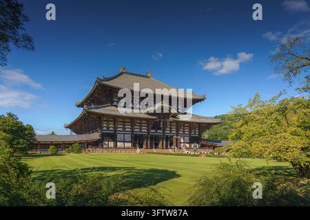 Nara, Japon - septembre 26 2024, vue panoramique du temple Todaiji avec pelouse et arbres au premier plan, en journée avec ciel bleu clair, Nara, Japon Banque D'Images