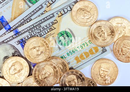4 JUIN 2026 Washington DC États-Unis Pièces de un dollar de Donald J. Trump commémorant le demi-cinquantenaire des pièces des États-Unis et les billets de cent dollars Banque D'Images