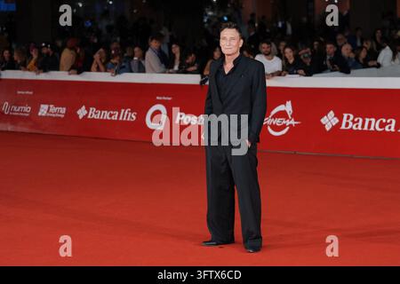 Rome, Italie. 16 oct. 2026. Oliver Masucci assistant au tapis rouge du film « THE ROME EIGHT » lors du 21e Festival du film de Rome, Italie, le 16 octobre 2026. Photo par Andrea Bracaglia/ABACAPRESS.COM Crédit : Abaca Press/Alamy Live News Banque D'Images