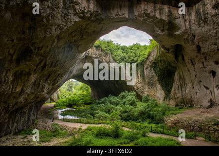 Vue panoramique HDR de l'intérieur des ouvertures massives du plafond en pierre connues sous le nom d'Oknata dans la grotte de Devetashka. Banque D'Images