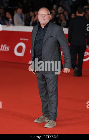 Rome, Italie. 16 oct. 2026. Hannu Salonen assistant au tapis rouge du film « THE ROME EIGHT » lors du 21e Festival du film de Rome, Italie, le 16 octobre 2026. Photo par Andrea Bracaglia/ABACAPRESS.COM Credit : Abaca Press/Alamy Live News Banque D'Images