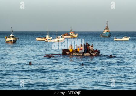 Pêcheurs locaux travaillant avec des filets sur un bateau en pleine mer près de Tarrafal Banque D'Images