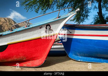 Bateaux de pêche traditionnels en bois colorés garés sur la plage de Tarrafal Banque D'Images