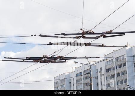 Près des lignes de contact et des fils d'alimentation des trolleybus Banque D'Images