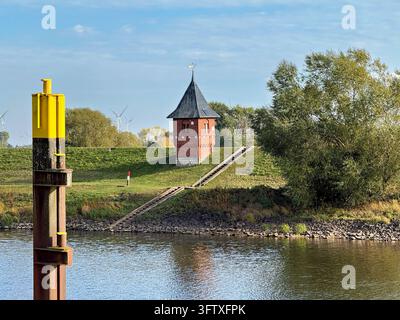 16.10.2026 Vue de la station de mesure du niveau d'eau sur le Tanger à côté de l'Elbe à Tangermünde dans l'arrondissement de Stendal en Saxe-Anhalt. C'est une ville historique impériale et hanséatique. La ville est souvent décrite comme l'une des plus belles petites villes d'Allemagne ou comme la perle de l'Altmark et possède un paysage urbain médiéval exceptionnellement bien conservé avec de nombreuses maisons à colombages restaurées avec amour, des ruelles étroites et une muraille en briques presque entièrement préservée. Tangermünde Saxe-Anhalt Allemagne *** 16 octobre 2026 Vue de la station de mesure du niveau d'eau sur la rivière Tanger Banque D'Images