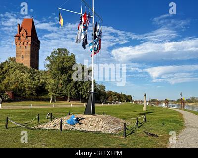 16.10.2026 Vue de Tangermünde dans l'arrondissement de Stendal en Saxe-Anhalt. C'est une ville historique impériale et hanséatique. La ville est souvent décrite comme l'une des plus belles petites villes d'Allemagne ou comme la perle de l'Altmark et possède un paysage urbain médiéval exceptionnellement bien conservé avec de nombreuses maisons à colombages restaurées avec amour, des ruelles étroites et une muraille en briques presque entièrement préservée. Ici à gauche la tour du chapitre. Tangermünde Saxe-Anhalt Allemagne *** October 16, 2026 View of Tangermünde in the Stendal district of Saxony-Anhalt. It is a histor Banque D'Images
