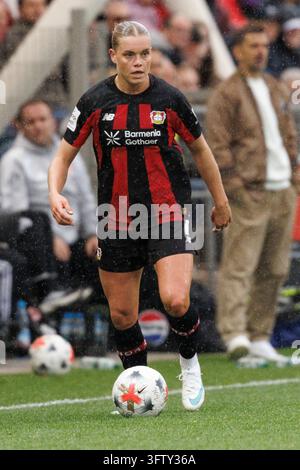 LEVERKUSEN, ALLEMAGNE - 17 OCTOBRE 2026 : Cornelia Kramer (Bayer 04 Leverkusen, 7) lors du match de Bundesliga féminine du 7e jour de jeu entre Bayer 04 Leverkusen et Eintracht Francfort au stade Ulrich-Haberland le 17 octobre 2026 à Leverkusen, Allemagne.   LES RÈGLES DE LA DFL INTERDISENT TOUTE UTILISATION DE PHOTOGRAPHIES EN SÉQUENCE D'IMAGES ET/OU QUASI-VIDÉO. Crédit : BEAUTIFUL SPORTS Pressphoto Agency/Alamy Live News Banque D'Images