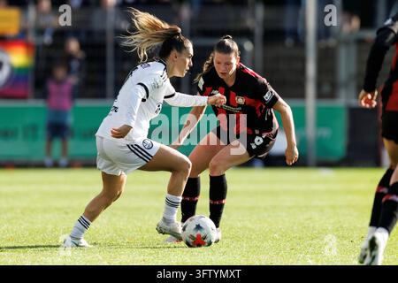 LEVERKUSEN, ALLEMAGNE - 17 OCTOBRE 2026 : Erëleta Memeti (Eintracht Francfort, 7), Paulina Platner (Bayer 04 Leverkusen, 6) lors du match de la Bundesliga féminine du 7e jour de match entre Bayer 04 Leverkusen et Eintracht Francfort au stade Ulrich-Haberland le 17 octobre 2026 à Leverkusen, Allemagne. LES RÈGLES DE LA DFL INTERDISENT TOUTE UTILISATION DE PHOTOGRAPHIES COMME SÉQUENCES D'IMAGES ET/OU QUASI-VIDÉO. Banque D'Images