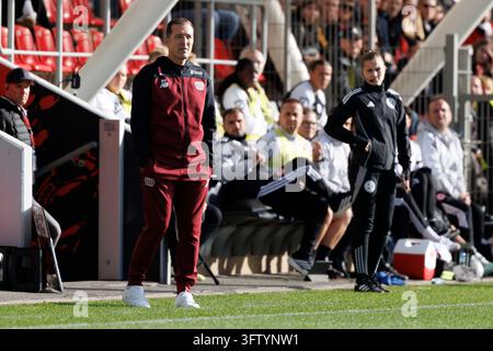 LEVERKUSEN, ALLEMAGNE - 17 OCTOBRE 2026 : Roberto Pätzold (Entraîneur principal du Bayer 04 Leverkusen) lors du match de Bundesliga féminine de la 7e journée entre le Bayer 04 Leverkusen et l'Eintracht Francfort au stade Ulrich-Haberland le 17 octobre 2026 à Leverkusen, Allemagne.   LES RÈGLES DE LA DFL INTERDISENT TOUTE UTILISATION DE PHOTOGRAPHIES SOUS FORME DE SÉQUENCES D'IMAGES ET/OU DE QUASI-VIDÉO. Banque D'Images