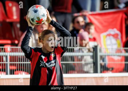 LEVERKUSEN, ALLEMAGNE - 17 OCTOBRE 2026 : Estrella Merino (Bayer 04 Leverkusen, 10) avec un coup de pied de rue pendant le match de la Bundesliga féminine du 7e jour de jeu entre le Bayer 04 Leverkusen et l'Eintracht Francfort au stade Ulrich-Haberland le 17 octobre 2026 à Leverkusen, Allemagne.    LES RÈGLES DE LA DFL INTERDISENT TOUTE UTILISATION DE PHOTOGRAPHIES EN SÉQUENCE D'IMAGE ET/OU QUASI-VIDÉO. Banque D'Images