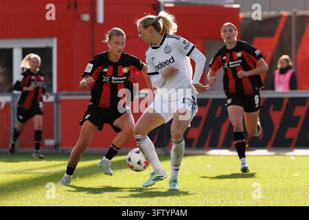 LEVERKUSEN, ALLEMAGNE - 17 OCTOBRE 2026 : Marlene Müller (Bayer 04 Leverkusen, 27), Amanda Ilestedt (Eintracht Francfort, 13), Caroline Kehrer (Bayer 04 Leverkusen, 9) lors du match de Bundesliga féminine de la 7e journée entre Bayer 04 Leverkusen et Eintracht Francfort au stade Ulrich-Haberland le 17 octobre 2026 à Leverkusen, Allemagne.   LES RÈGLES DE LA DFL INTERDISENT TOUTE UTILISATION DE PHOTOGRAPHIES EN SÉQUENCE D'IMAGE ET/OU EN QUASI-VIDÉO. Banque D'Images