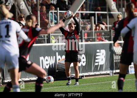 LEVERKUSEN, ALLEMAGNE - 17 OCTOBRE 2026 : Estrella Merino (Bayer 04 Leverkusen, 10) effectuant un coup de pied de mise en jeu lors du match de Bundesliga féminine de la 7e journée entre le Bayer 04 Leverkusen et l'Eintracht Francfort au stade Ulrich-Haberland le 17 octobre 2026 à Leverkusen, Allemagne.   LES RÈGLES DE LA DFL INTERDISENT TOUTE UTILISATION DE PHOTOGRAPHIES EN SÉQUENCE D'IMAGES ET/OU QUASI-VIDÉO. Banque D'Images