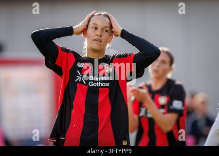 LEVERKUSEN, ALLEMAGNE - 17 OCTOBRE 2026 : Valentina Mädl (Bayer 04 Leverkusen, 17) gesticule après une occasion manquée lors du match de Bundesliga féminine de la 7e journée entre Bayer 04 Leverkusen et Eintracht Francfort à l'Ulrich-Haberland-Stadion le 17 octobre 2026 à Leverkusen, Allemagne.   LES RÈGLES DE LA DFL INTERDISENT TOUTE UTILISATION DE PHOTOGRAPHIES COMME SÉQUENCES D'IMAGES ET/OU QUASI-VIDÉO. Banque D'Images
