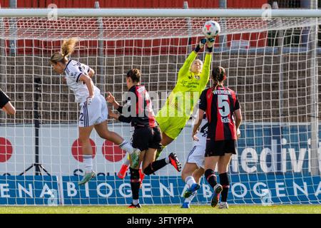 LEVERKUSEN, ALLEMAGNE - 17 OCTOBRE 2026 : Rafaela Borggräfe (Bayer 04 Leverkusen, 12) sauve une balle lors du match de la Bundesliga féminine de la 7e journée entre Bayer 04 Leverkusen et Eintracht Francfort au stade Ulrich-Haberland le 17 octobre 2026 à Leverkusen, Allemagne.    LES RÈGLES DE LA DFL INTERDISENT TOUTE UTILISATION DE PHOTOGRAPHIES EN SÉQUENCE D'IMAGE ET/OU QUASI-VIDÉO. Banque D'Images