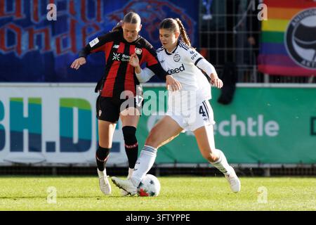 LEVERKUSEN, ALLEMAGNE - 17 OCTOBRE 2026 : Valentina Mädl (Bayer 04 Leverkusen, 17) et Noemi Ivelj (Eintracht Francfort, 4) s'affrontant lors du match de Bundesliga féminine de la 7e journée entre Bayer 04 Leverkusen et Eintracht Francfort au stade Ulrich-Haberland le 17 octobre 2026 à Leverkusen, Allemagne.    LES RÈGLES DE LA DFL INTERDISENT TOUTE UTILISATION DE PHOTOGRAPHIES COMME SÉQUENCES D'IMAGES ET/OU QUASI-VIDÉO. Banque D'Images