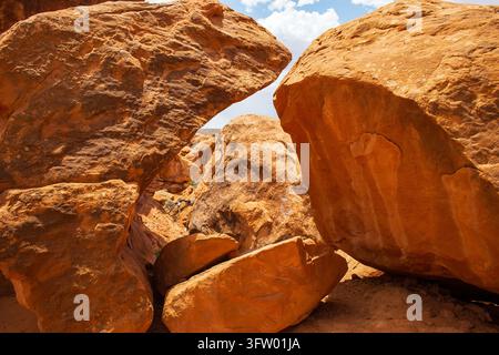 De grands rochers se trouvent sur le Fiery Furnace Trail dans le parc national d'Arches près de Moab, Utah. Banque D'Images