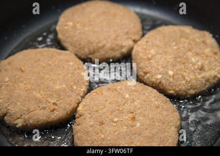 Côtelettes de poulet maison en train de frire dans une poêle – Cuisine maison Banque D'Images