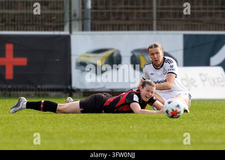 LEVERKUSEN, ALLEMAGNE - 17 OCTOBRE 2026 : Claudia Wenger (Bayer 04 Leverkusen, 5), Larissa Mühlhaus (Eintracht Frankfurt, 47) lors du match de Bundesliga féminine de la 7e journée entre Bayer 04 Leverkusen et Eintracht Frankfurt au stade Ulrich-Haberland le 17 octobre 2026 à Leverkusen, Allemagne.   LES RÈGLES DE LA DFL INTERDISENT TOUTE UTILISATION DE PHOTOGRAPHIES SOUS FORME DE SÉQUENCES D'IMAGES ET/OU QUASI-VIDÉO. Banque D'Images