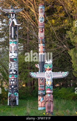 Les poteaux totémiques, dont le Thunderbird House Post, se dressent au Brockton Point dans le Stanley Park à Vancouver, Colombie-Britannique, Canada. Banque D'Images