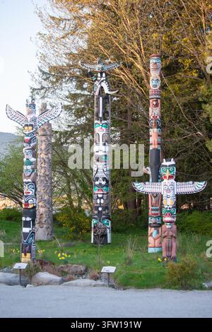 Des poteaux totémiques, y compris le Thunderbird House Post, se dressent à Brockton Point dans le Stanley Park à Vancouver, en Colombie-Britannique, au Canada. Banque D'Images