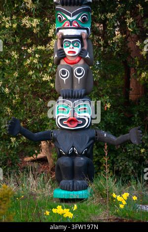 Figures sculptées, y compris Dzunukwa, la géante aux bras tendus, sur le poteau Kakaso'las de la sculpteur Kwakwaka'wakw Ellen Neel à Brockton Point dans le Stanley Park à Vancouver, Colombie-Britannique, Canada. Banque D'Images