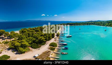 Bateaux aux jetées en bois de la lagune de Glarokavos, Chalkidiki, Grèce Banque D'Images
