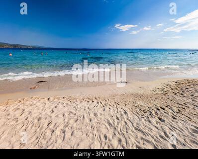Ondes douces sur la plage d'Agios Ioannis, Nikiti, Chalkidiki, Grèce Banque D'Images