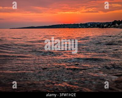 Surface de la mer sous une lumière rose au coucher du soleil, Nikiti, Sithonia, Halkidiki, Grèce Banque D'Images