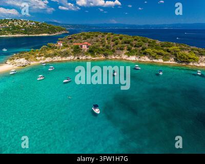 Bateaux sous une maison au toit rouge sur la côte, Galini, Chalkidiki, Grèce Banque D'Images