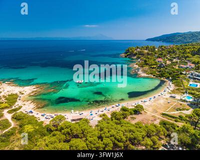 Crique turquoise et villas à Karidi, Vourvourou, Chalcidique, Grèce Banque D'Images