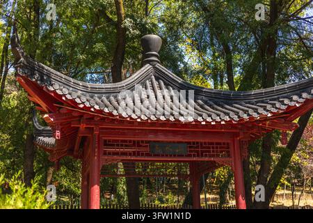 Albanie, Tirana 06 09 2025 : Gros plan de la structure du toit supérieur du Pavillon chinois dans le parc du lac de Tirana par une journée ensoleillée. Banque D'Images