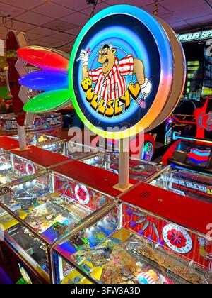 Jeu d'amusement de marque de l'émission de quiz télévisé Bullseye et pousseur de pièces dans l'arcade de Blackpool. Banque D'Images