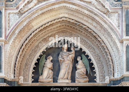 Vierge à l'enfant avec deux Anges, Portail sur le mur latéral de la Cattedrale di Santa Maria del Fiore (Cathédrale de Sainte Marie de la Fleur), Florence, Italie Banque D'Images