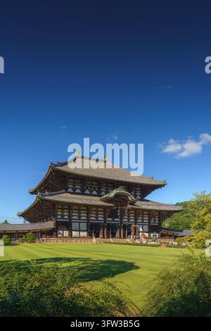 Nara, Japon - 26 sep 2024, vertical, Vue panoramique du temple de Todaiji avec pelouse et arbres au premier plan, en journée sous un ciel bleu clair, Nara, Japon Banque D'Images