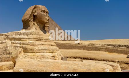 La Grande Sphinx de Gizeh et la Pyramide de Khéops sous le ciel bleu, Égypte Banque D'Images