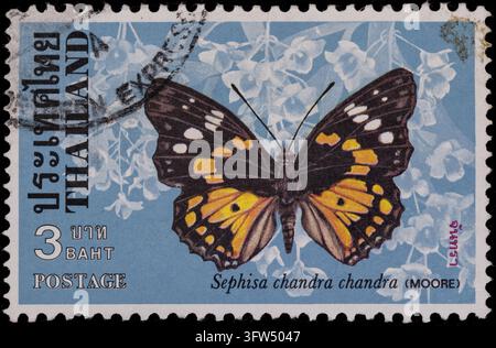 Chiang Mai, Thaïlande : timbre thaïlandais usagé de 3 baht environ les années 1970, papillon Sephisa chandra chandra, Eastern Courtier, cachet Express, papillons thaïlandais Banque D'Images