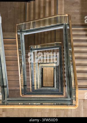 Escalier récursif à plusieurs étages regardant vers le bas dans le vide central Banque D'Images